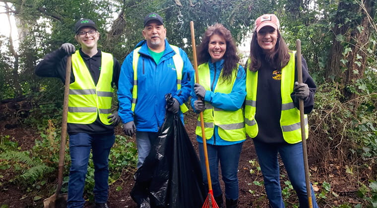 Oregon volunteers with the Oregon Parks department 